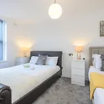 Large Homely Retreat In Pass The Keys *