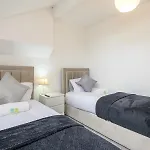 Large Homely Retreat In Pass The Keys Leeds (West Yorkshire)