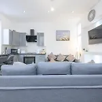 Large Homely Retreat In Pass The Keys *