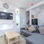 Large Homely Retreat In Pass The Keys Leeds (West Yorkshire)
