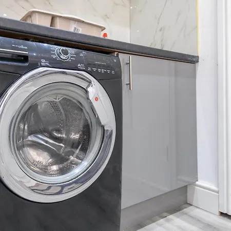 Large Homely Retreat In Pass The Keys *