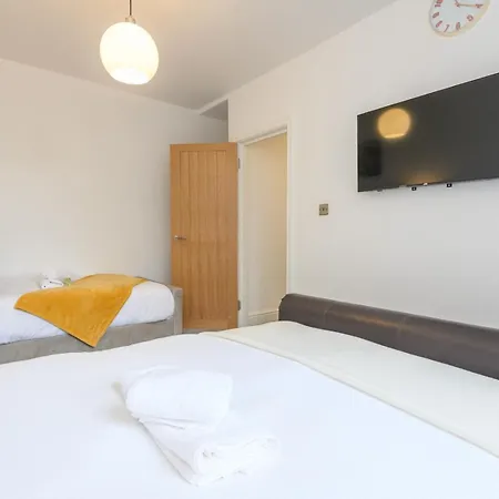 Large Homely Retreat In Pass The Keys * Leeds (West Yorkshire)