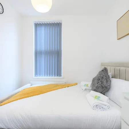 Large Homely Retreat In Leeds Pass The Keys