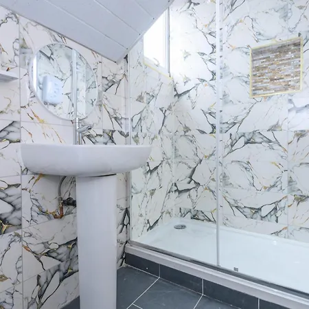 Large Homely Retreat In Pass The Keys Hébergement de vacances Leeds (West Yorkshire)