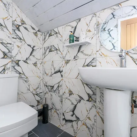 Large Homely Retreat In Pass The Keys Leeds (West Yorkshire)