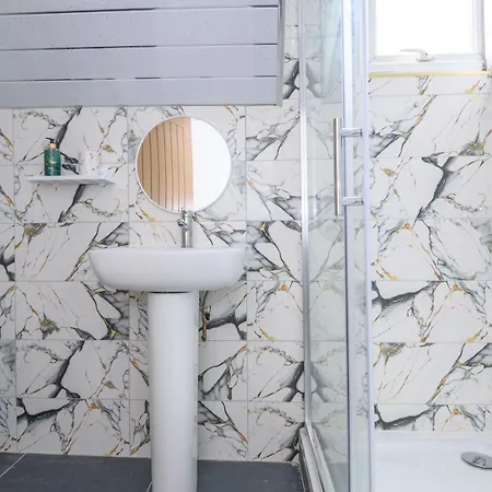 Large Homely Retreat In Pass The Keys Leeds (West Yorkshire)