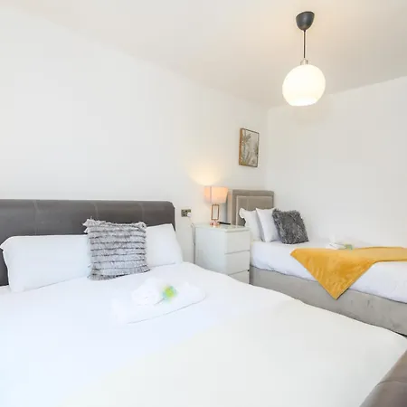 Large Homely Retreat In Pass The Keys Hébergement de vacances Leeds (West Yorkshire)
