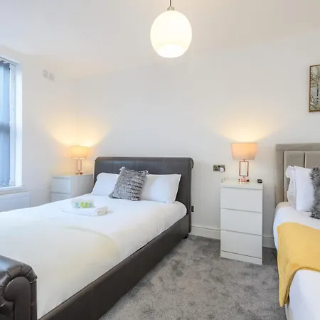 Large Homely Retreat In Pass The Keys *