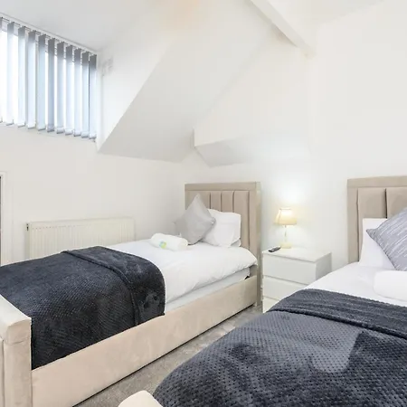 Large Homely Retreat In Pass The Keys Semesterbostad