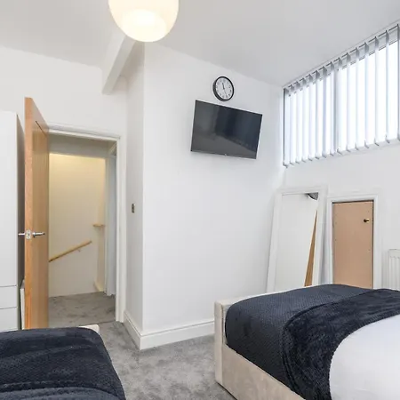Holiday home Large Homely Retreat In Leeds Pass The Keys *