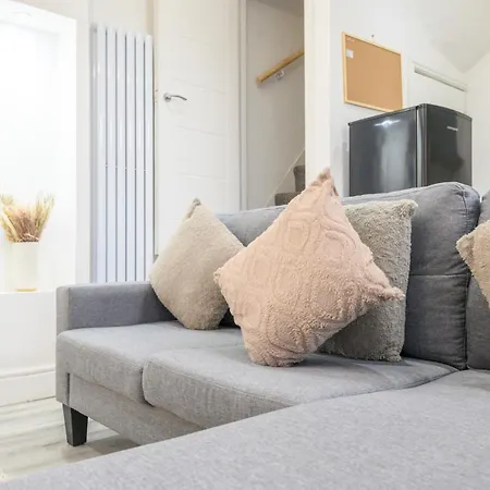 Large Homely Retreat In Leeds Pass The Keys *