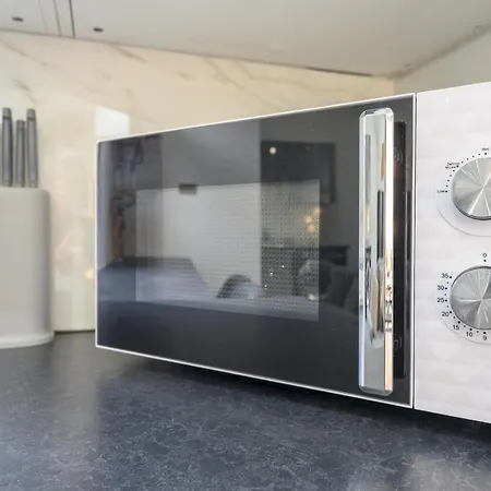 Large Homely Retreat In Pass The Keys * Leeds (West Yorkshire)