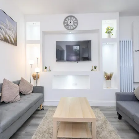 Large Homely Retreat In Leeds Pass The Keys
