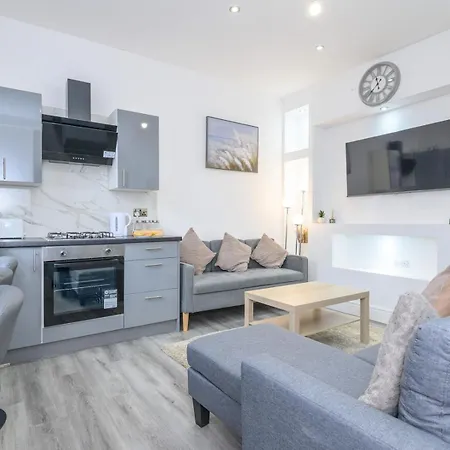 Holiday home Large Homely Retreat In Leeds Pass The Keys