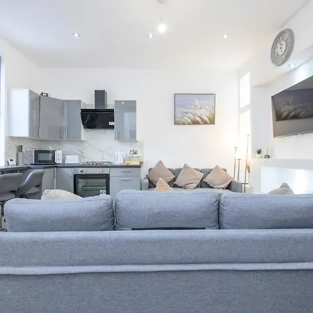 Large Homely Retreat In Leeds Pass The Keys *