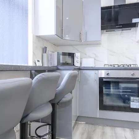 Large Homely Retreat In Pass The Keys Leeds (West Yorkshire)