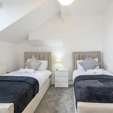 Large Homely Retreat In Leeds Pass The Keys Holiday home *