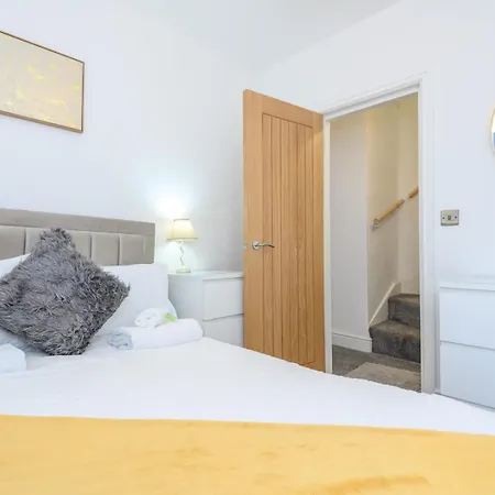 Semesterbostad Large Homely Retreat In Pass The Keys *