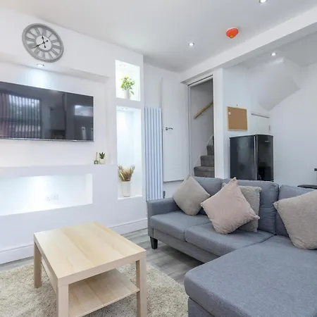 Large Homely Retreat In Leeds Pass The Keys Leeds (West Yorkshire)