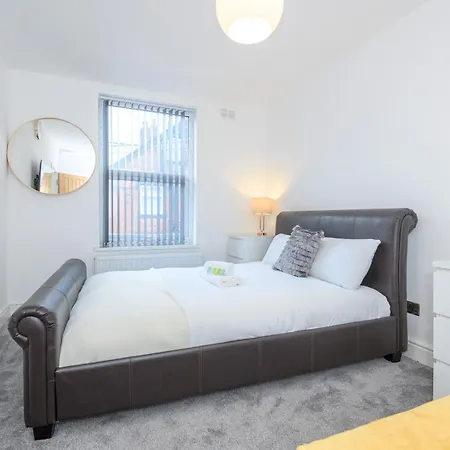 Large Homely Retreat In Leeds Pass The Keys