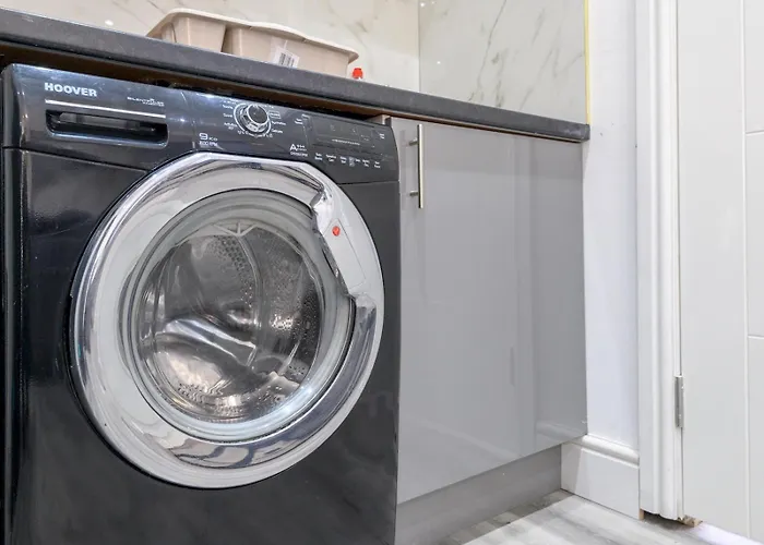 Large Homely Retreat In Pass The Keys *