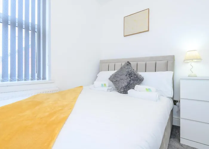 Large Homely Retreat In Pass The Keys Leeds (West Yorkshire)