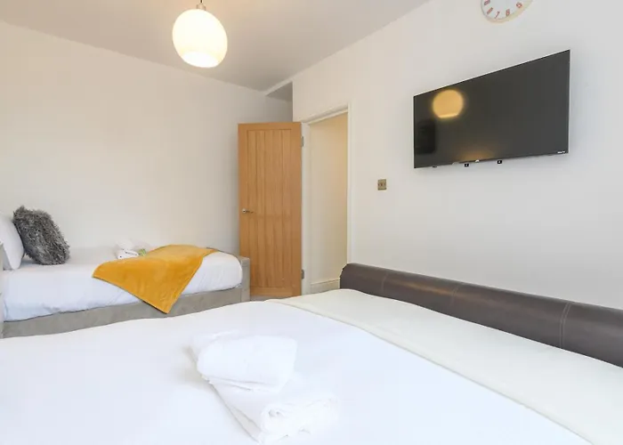 Large Homely Retreat In Pass The Keys * Leeds (West Yorkshire)