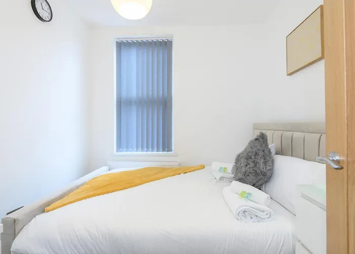 Large Homely Retreat In Pass The Keys