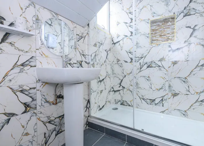 Large Homely Retreat In Pass The Keys Holiday home Leeds (West Yorkshire)