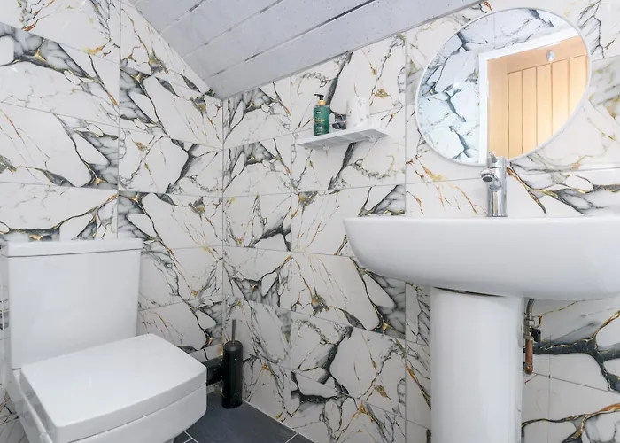 Large Homely Retreat In Pass The Keys Leeds (West Yorkshire)