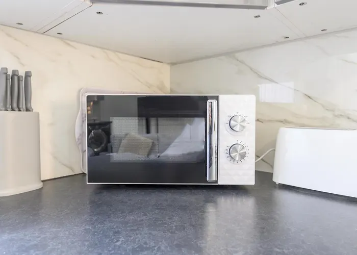 Large Homely Retreat In Pass The Keys