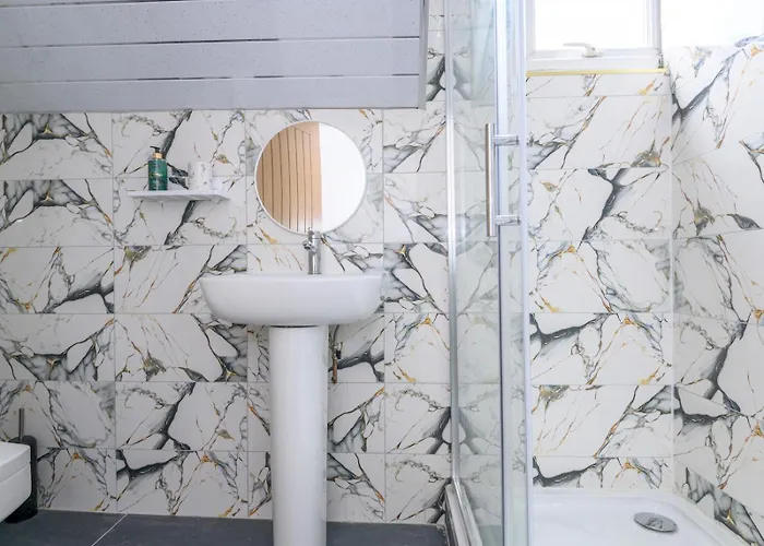 Large Homely Retreat In Pass The Keys Leeds (West Yorkshire)