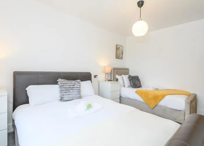 Large Homely Retreat In Pass The Keys Holiday home Leeds (West Yorkshire)