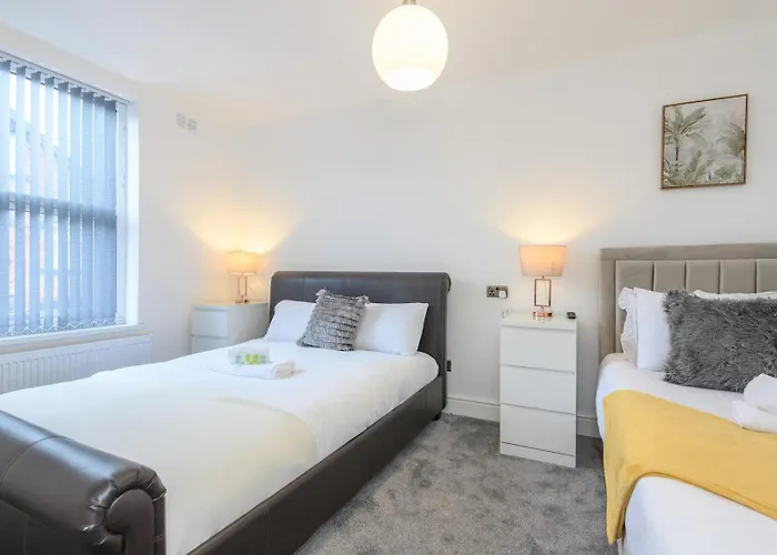 Large Homely Retreat In Pass The Keys *