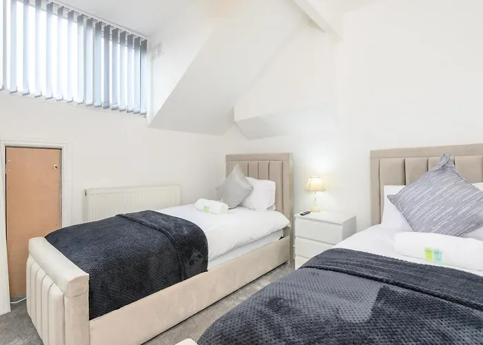 Large Homely Retreat In Pass The Keys Holiday home