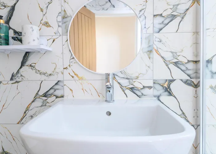 Large Homely Retreat In Pass The Keys Holiday home Leeds (West Yorkshire)