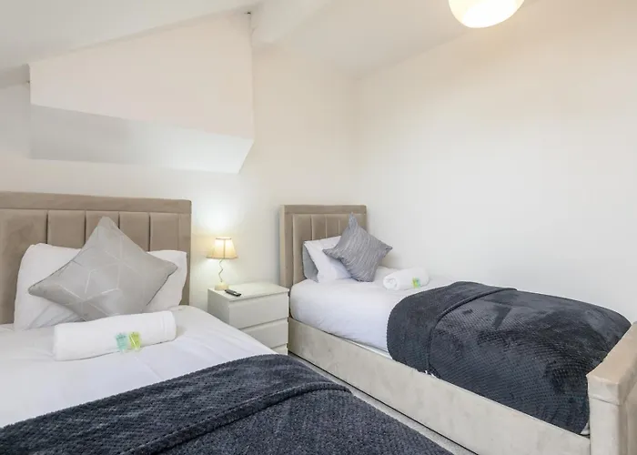 Large Homely Retreat In Pass The Keys Leeds (West Yorkshire)