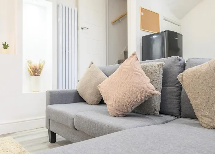 Large Homely Retreat In Pass The Keys *