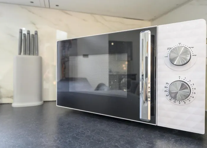 Large Homely Retreat In Pass The Keys * Leeds (West Yorkshire)