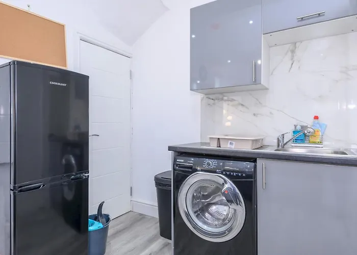 Large Homely Retreat In Pass The Keys Holiday home