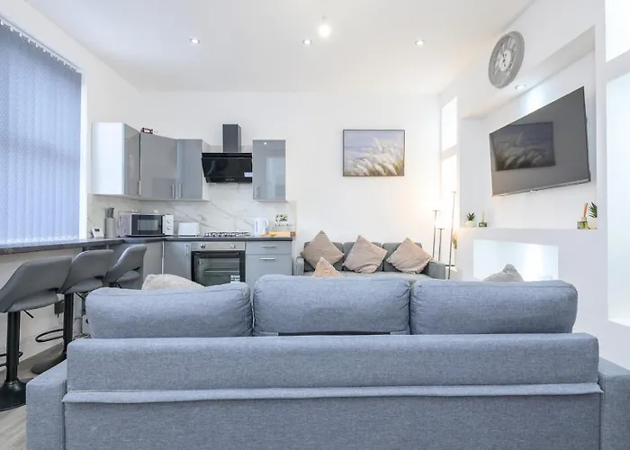 Large Homely Retreat In Pass The Keys *