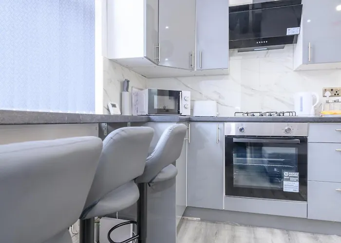 Large Homely Retreat In Pass The Keys Leeds (West Yorkshire)