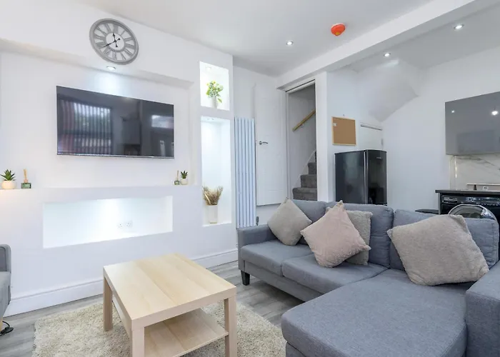 Large Homely Retreat In Pass The Keys Leeds (West Yorkshire)