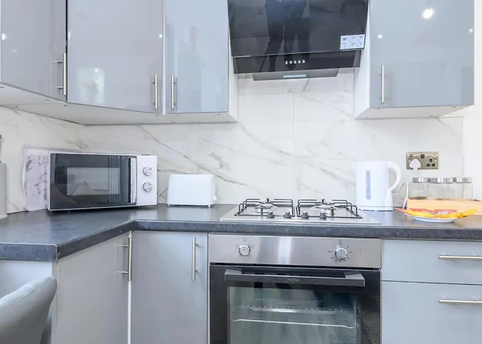 Large Homely Retreat In Pass The Keys * Leeds (West Yorkshire)