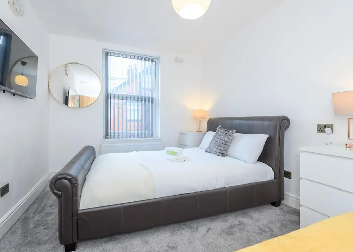 Large Homely Retreat In Pass The Keys