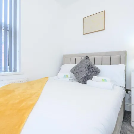 Large Homely Retreat In Pass The Keys Leeds (West Yorkshire)