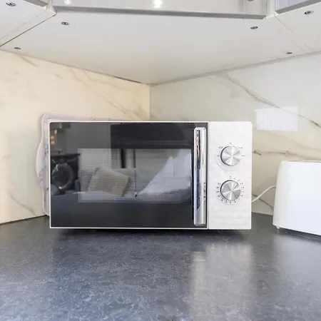 Large Homely Retreat In Pass The Keys