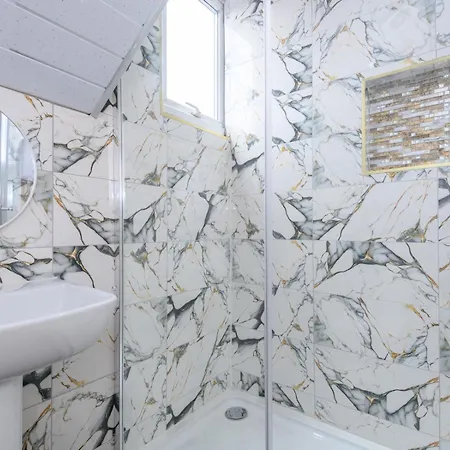 Large Homely Retreat In Pass The Keys Feriehus