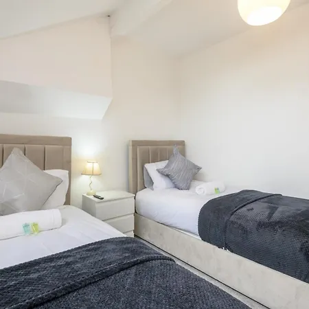 Large Homely Retreat In Pass The Keys Leeds (West Yorkshire)