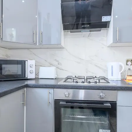 Large Homely Retreat In Pass The Keys * Leeds (West Yorkshire)